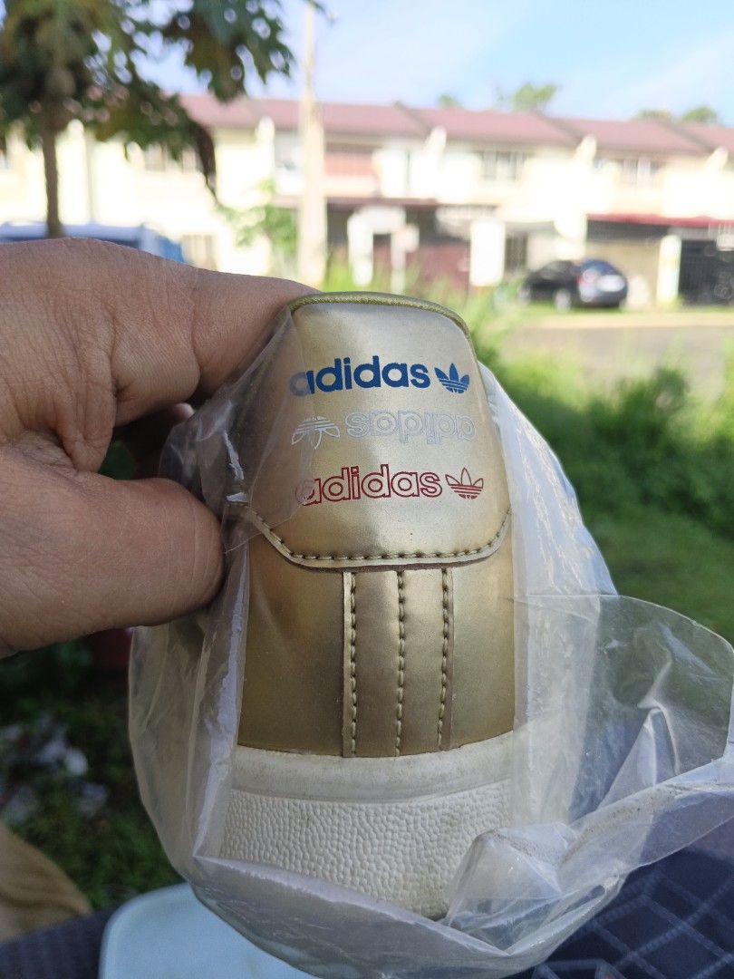 Adidas Stan Smith us9 (Category: Casual Shoes) located in Cabuyao City. Submitted by nicoleecloset (Listing ID 1461561996, Image 3). Description: brand-new adidas gold size US 9 UK 8 1/2.
