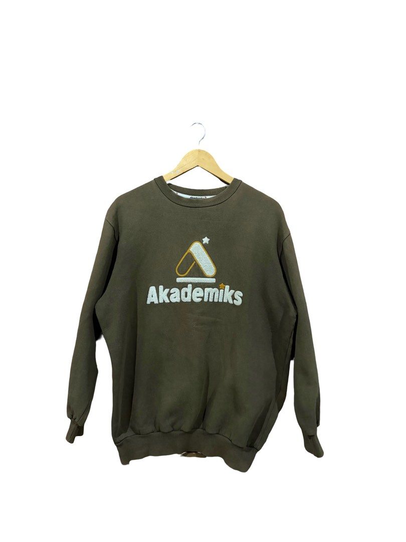 Akademiks Y2K Crewneck (Category: Coats, Jackets and Outerwear) located in Calasiao. Submitted by used_goodies222 (Listing ID 1461334190, Image 1). Description: 25*29 Rare! 💎 Complete Tags Authentic Y2K.