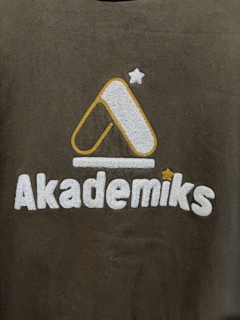 Akademiks Y2K Crewneck (Category: Coats, Jackets and Outerwear) located in Calasiao. Submitted by used_goodies222 (Listing ID 1461334190, Image 3). Description: 25*29 Rare! 💎 Complete Tags Authentic Y2K.