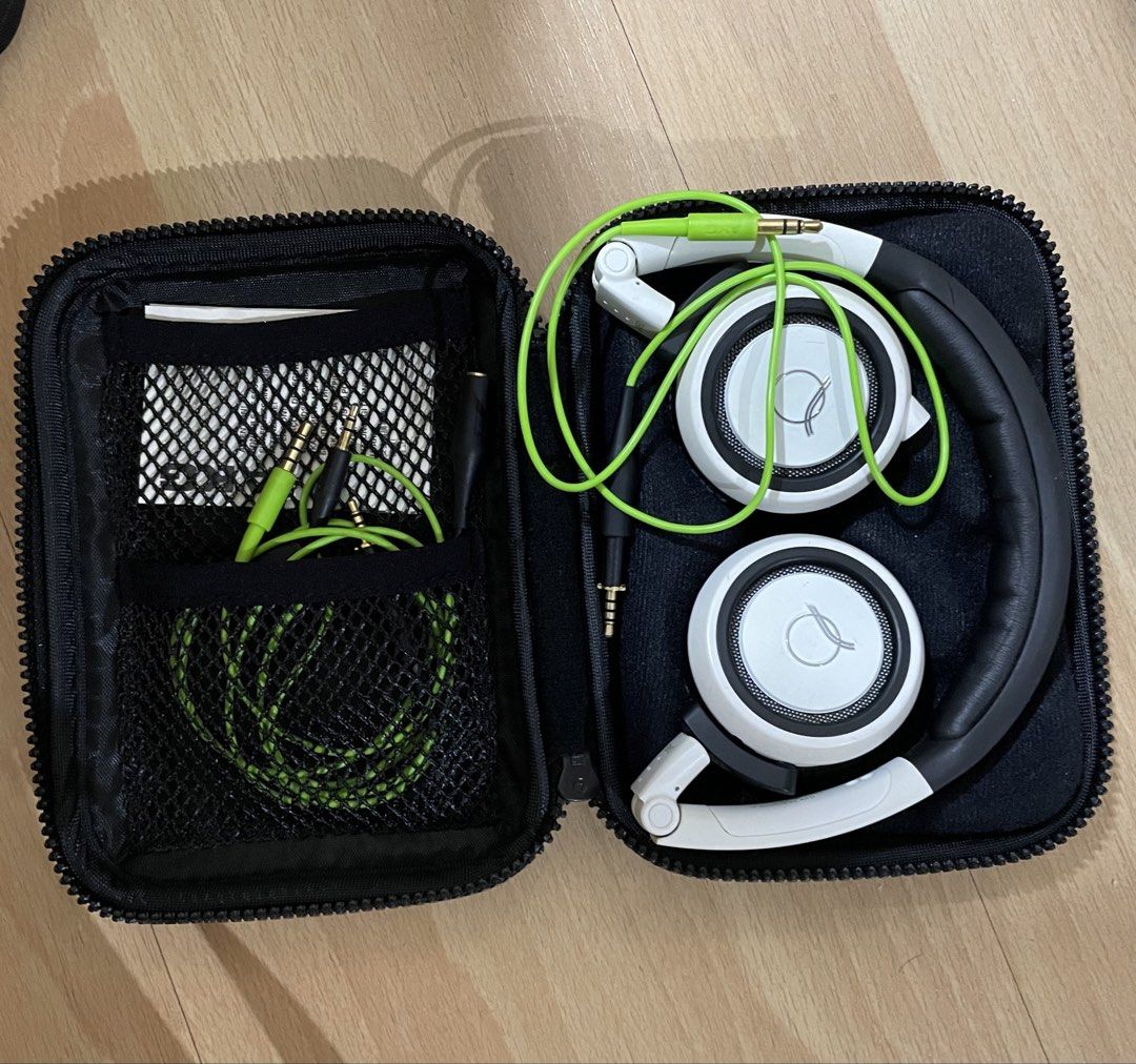AKG Q460 headphone with original box and cables （與著名音樂製作人 Quincy Jones 合作推出具收藏價值） （分類：頭戴式/罩耳式耳機）位於 Hong Kong。 由 chocohkg 提交（商品編號 1461522755，圖片 1）。簡介： AKG. Q460 原裝盒及原裝叉電線 -與著名音樂製作人 Quincy Jones 合作推出，具收藏價值。 - 可摺疊結構，方便收納與攜帶。 - 配有不同長度的綠色音頻線，支援 3.5mm 接口。 - 40mm 高輸出單元，低音動態突出，適合流行音樂。 - 柔軟耳墊，適合長時間使用。 - 附原裝硬身收納盒，提升保護性與二手價值。。