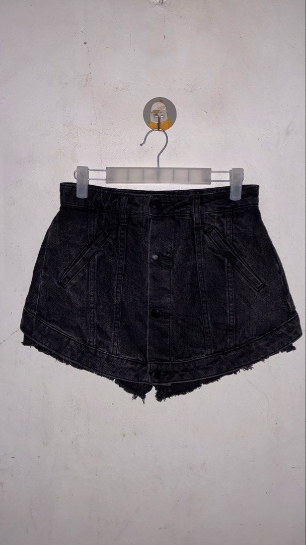 Alexander Wang Black Denim Shorts Size 26 (Category: Shorts) located in Placer. Submitted by talaalond61563 (Listing ID 1461329625, Image 1). Description: - Alexander Wang black denim shorts - Size 26 - Waist: 28 - Button fly front - Raw hem detail - 100% cotton - Care: Wash cold separately, tumble dry low, cool iron if needed.