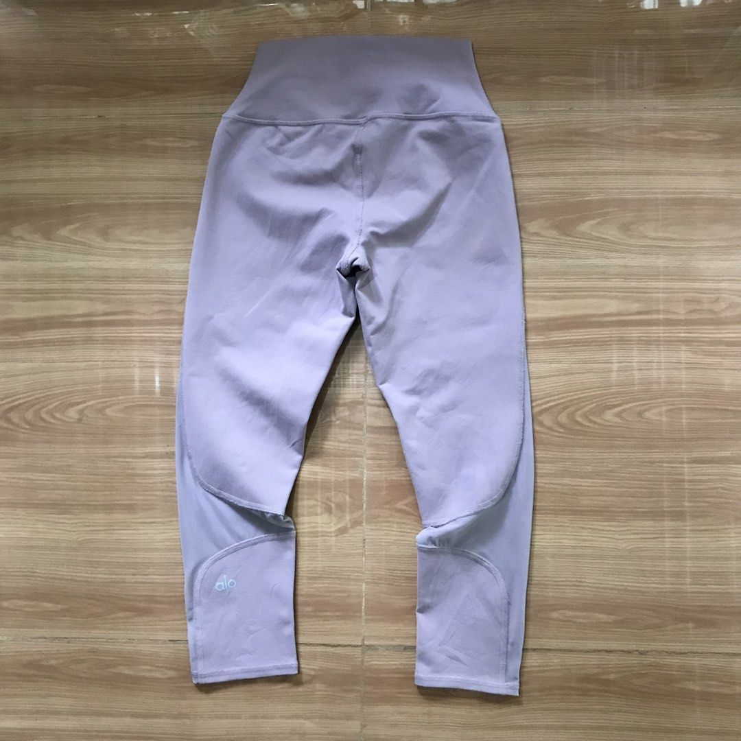 Alo Yoga Leggings (Category: Activewear) located in Cebu City. Submitted by whytruekoy (Listing ID 1461412006, Image 3). Description: Alo Yoga Leggings Authentic Xsmall Minor slit on knee part.