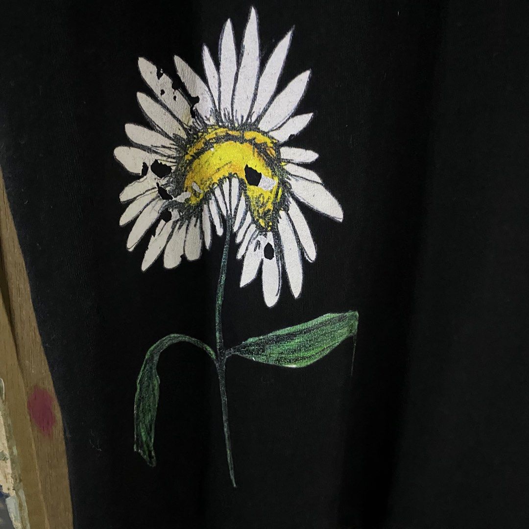 Alyx Daisy Zipper Tanktop (Category: Luxury Apparel) located in Baguio. Submitted by goodfinds2600v2 (Listing ID 1461493700, Image 2). Description: Size on tag: S fits S-M Dimensions: L-26 W/Bust-18.5 Description: unisex, 8.5-9/10 color rate Condition: Very good Issue/s: melted and peeled print .