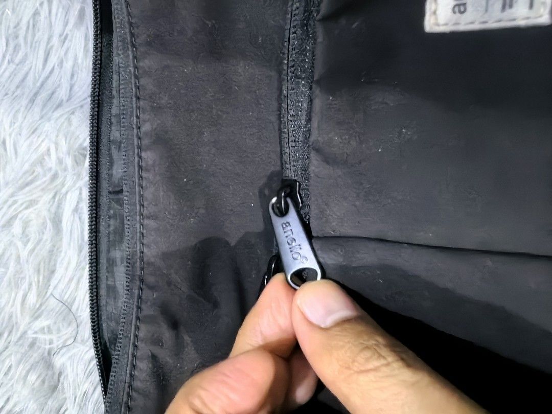Anello Sling bag (Category: Sling Bags) located in Batangas. Submitted by theitemspot (Listing ID 1461468155, Image 3). Description: Good condition..no issue Authentic.