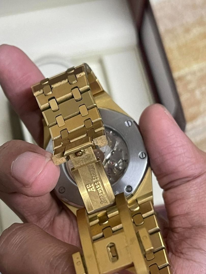 AP Royal Oak 40mm (Category: Luxury Watches) located in Las Pinas. Submitted by missfaust (Listing ID 1461339497, Image 2). Description: Automatic movement (visible through case back) .