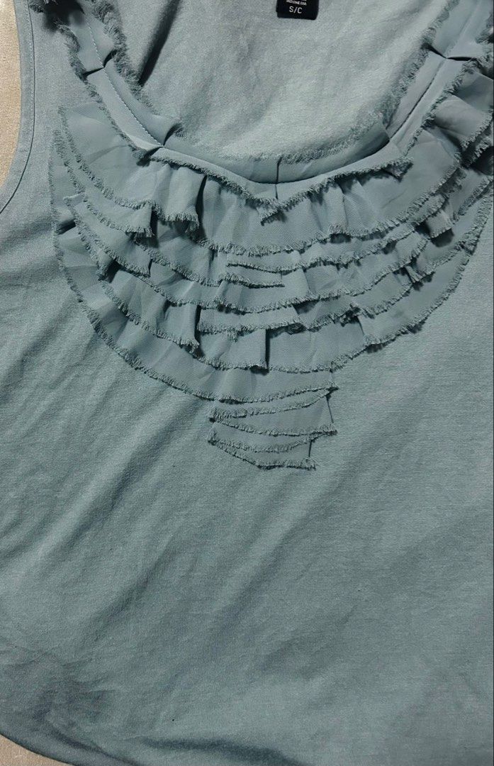 APOSTROPHE (Category: Sleeveless) located in Davao. Submitted by sart0ria85 (Listing ID 1461400083, Image 3). Description: A blue green sleeveless with ruffles on front. 65% POLYESTER 35%RAYON. MADE IN INDONESIA 🇮🇩 SMALL. Size 4 VERY GOOD CONDITION (89/100).