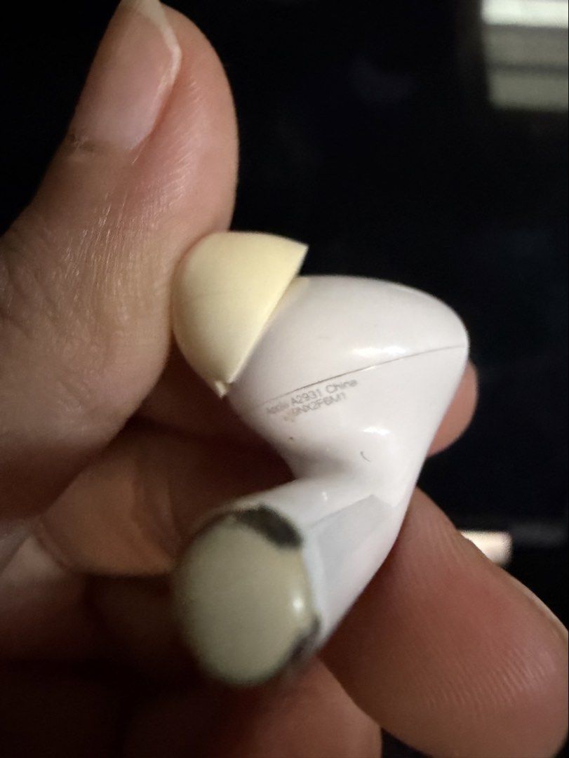 Apple AirPods Pro (2nd Gen) A2931 (Category: Earphones) located in Quezon City. Submitted by rialynbcg (Listing ID 1461397309, Image 2). Description: Apple AirPods Pro (Model A2931) Both earbuds working fine Well used RFS: Lost the charging case.