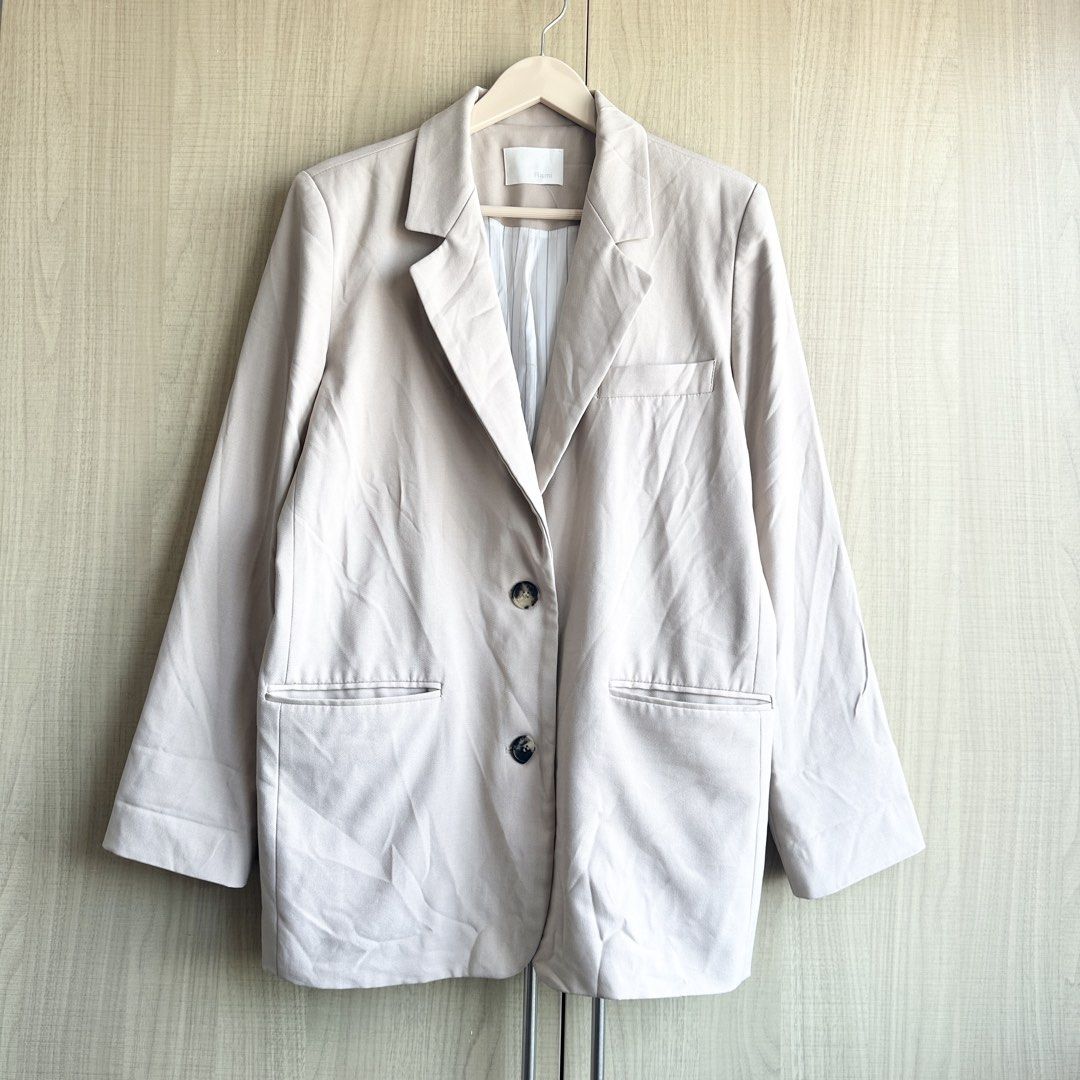 Apricot Coat / Blazer (Category: Coats, Jackets and Outerwear) located in Makati City. Submitted by alilbitofeverything.ph (Listing ID 1461366102, Image 1). Description: 📍Makati Size: medium.