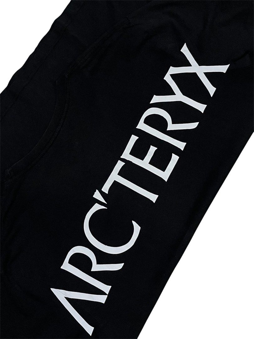 Arc'teryx Black T-shirt (Category: Tshirts & Polo Shirts ) located in Manila. Submitted by hiddenvaultph (Listing ID 1461495301, Image 3). Description: Width: 23.5 Length: 30 Color rate: 9.5/10 Excellent Condition Issue: Cut wash tag MOP: Gcash Shipping: JNT Location: Antipolo.