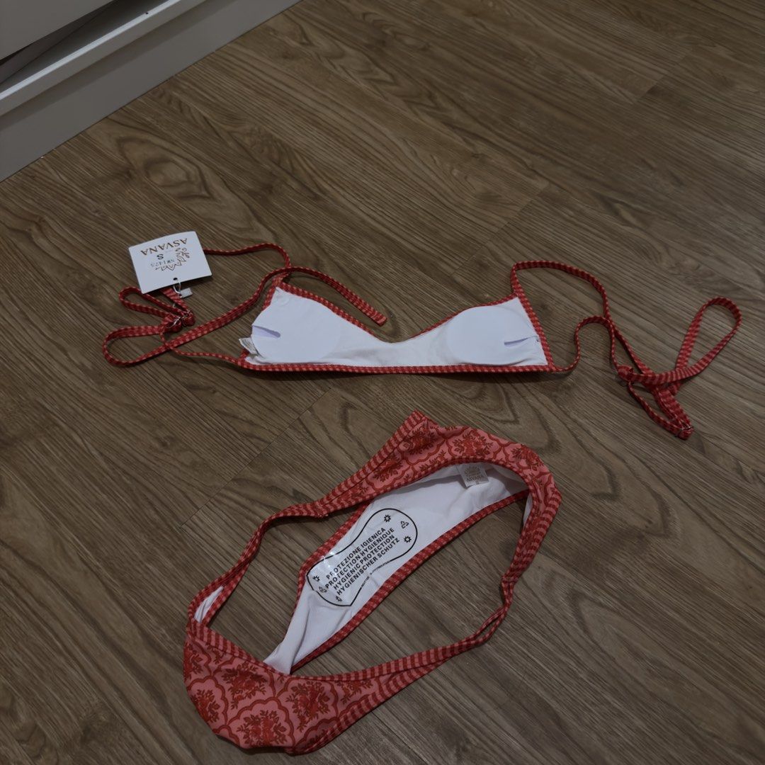 ASVANA Red Floral Bikini Set (Category: Bikinis & Swimsuits) located in Pasig City. Submitted by kndlljnnrx (Listing ID 1461390800, Image 3). Description: - Brand new red bikini with tags attached - Matching cheeky bottoms - RFS: wring size.