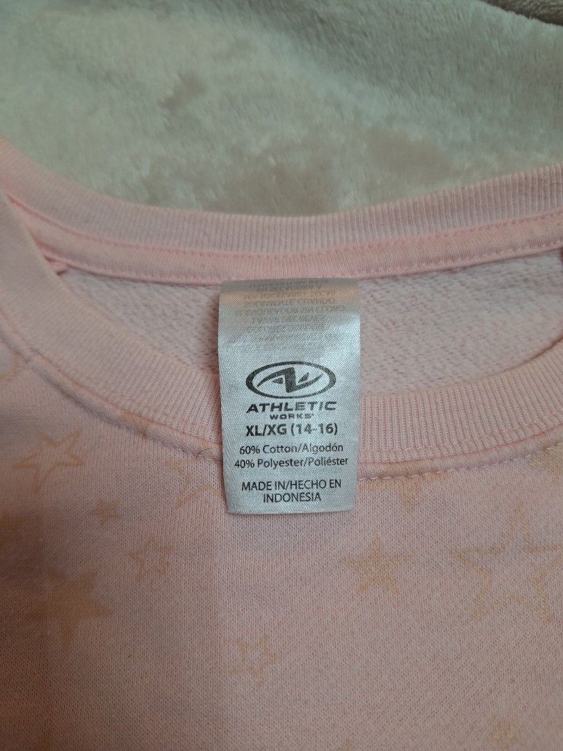 Cute Preppy Crewneck Sweatshirt (Category: Longsleeves) located in Manila. Submitted by mintchocoscoops (Listing ID 1461497920, Image 3). Description: >No stains >No holes >No flaws.