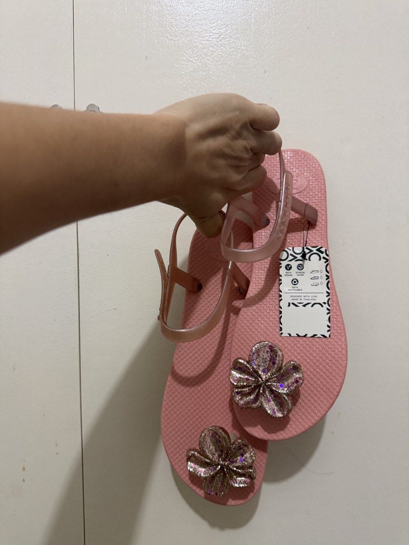 Auth Zhoelala from BKK (Category: Slippers and slides) located in Cebu City. Submitted by shopnsave2015 (Listing ID 1461483264, Image 2). Description: Size 39 Super comfy sa paa.