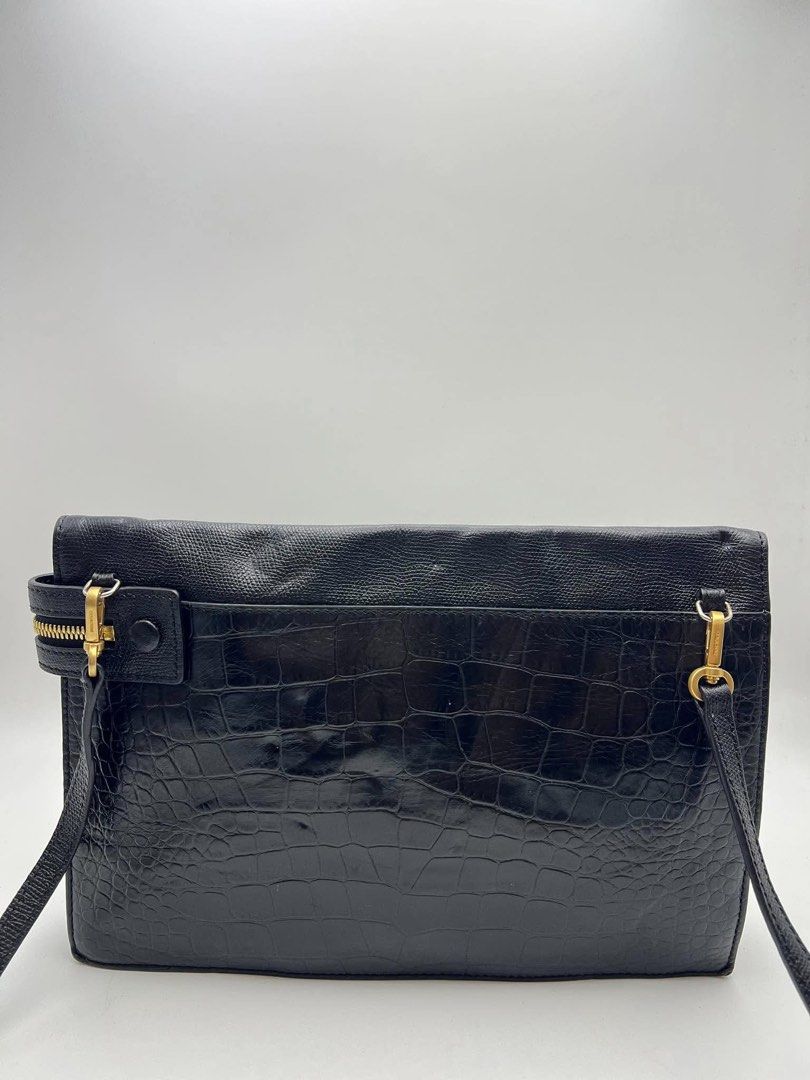 Authentic Couronne flat crossbody (Category: Cross-body Bags) located in Cagayan de Oro. Submitted by borse_de_amore (Listing ID 1461371335, Image 2). Description: Authentic Couronne flat crossbody Rank AB signs of use and minor flaw inside. Can be used as clutch since strap is detachable & adjustable. Can fit iPad. 🏷️880 only shipped.