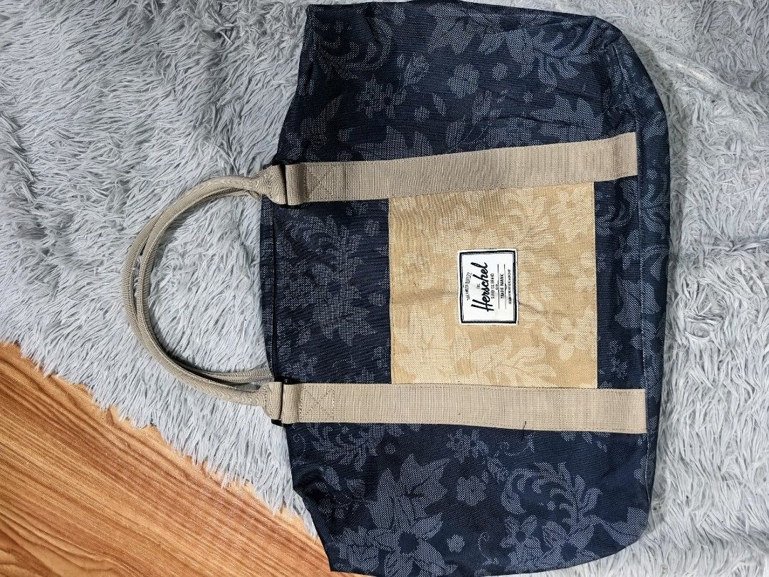 Authentic Herschel Tote travel.bag (Category: Luxury Bags & Wallets) located in Batangas. Submitted by theitemspot (Listing ID 1461461842, Image 2). Description: Herschel Tote Travel Bag Excellent Condition (Like New) No Issue sobrang kinis ng loob..see details Pwede cyang pang travel since malaki cya..