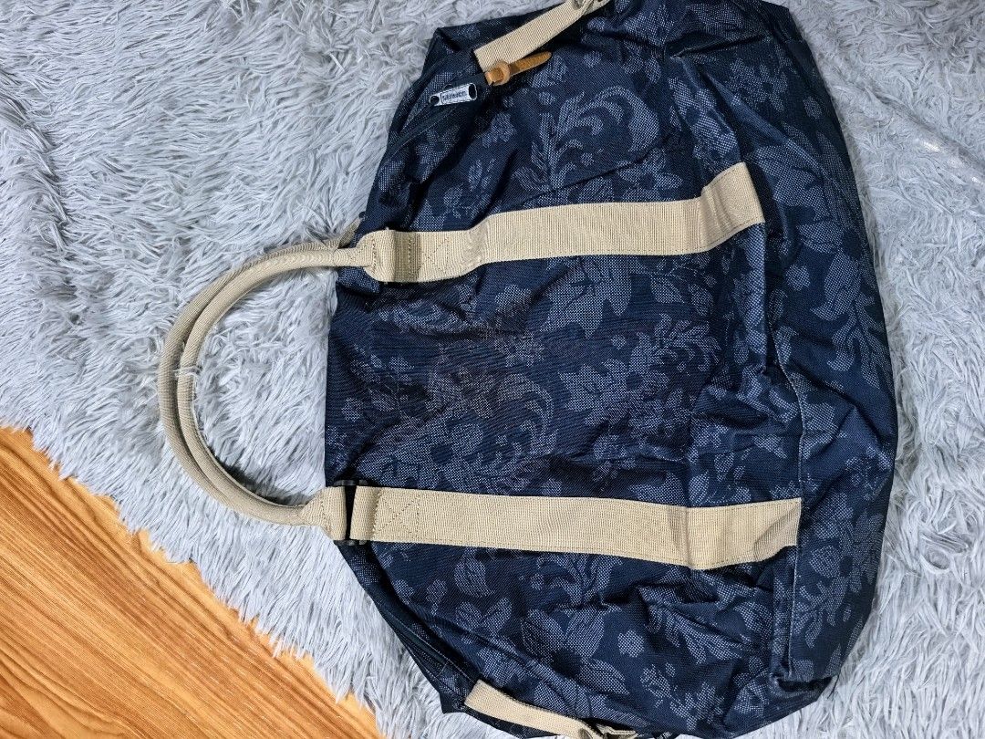 Authentic Herschel Tote travel.bag (Category: Luxury Bags & Wallets) located in Batangas. Submitted by theitemspot (Listing ID 1461461842, Image 3). Description: Herschel Tote Travel Bag Excellent Condition (Like New) No Issue sobrang kinis ng loob..see details Pwede cyang pang travel since malaki cya..