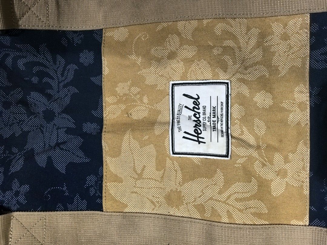 Authentic Herschel Tote travel.bag (Category: Luxury Bags & Wallets) located in Batangas. Submitted by theitemspot (Listing ID 1461461842, Image 1). Description: Herschel Tote Travel Bag Excellent Condition (Like New) No Issue sobrang kinis ng loob..see details Pwede cyang pang travel since malaki cya..