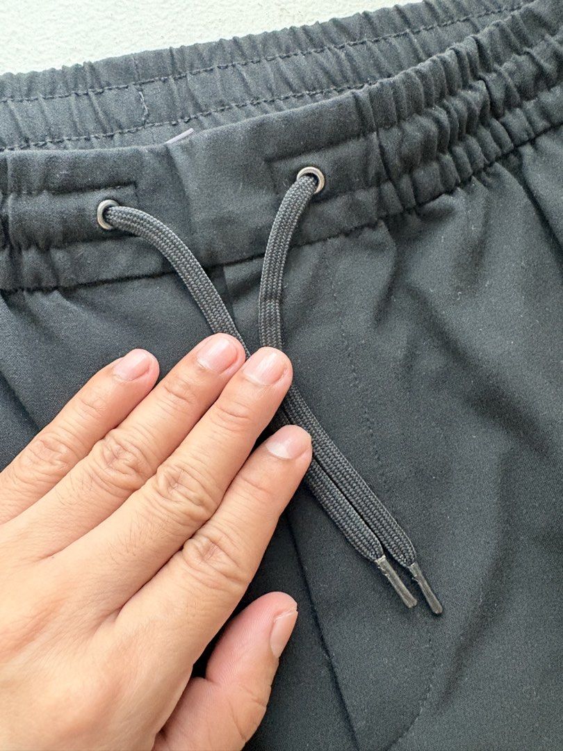 Authentic H&M Athleisure Trousers (Category: Joggers) located in Mandaluyong City. Submitted by material_boi (Listing ID 1461377461, Image 3). Description: Made in Bangladesh. Worn like twice. This is super soft. Black na black pa. It’s not necessarily pang-work out na trousers, though ang design nya parang joggers. With draswtring. Garterized. Waist can fit 30-32 inches; 36.5 inches long. With 4 pockets: 2 in front and 2 at the back. No issue. L
