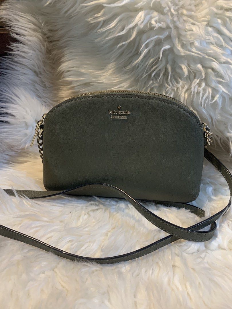 💯Authentic MK sling bag (Category: Shoulder Bags) located in Quezon City. Submitted by applelux (Listing ID 1461325881, Image 1). Description: Actual photo posted What u see is what you get 100% authentic i offer moneg back if proven fake RFs hindi ko na ginagamit nag babawas ako ng bags For sure buyers only Last price posted.