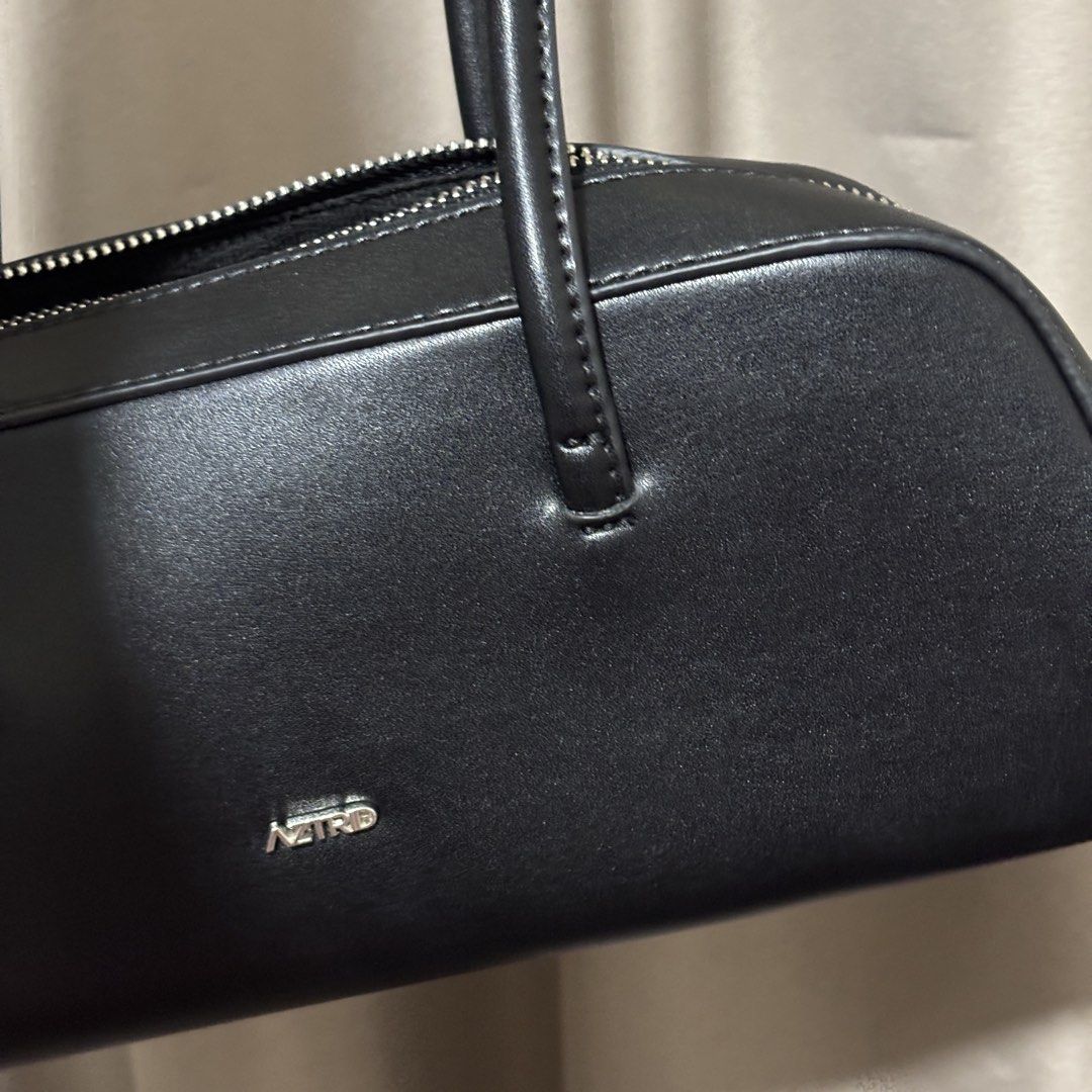 Aztrid Bowling Bag Black (Category: Shoulder Bags) located in Pasig City. Submitted by sweetlittletaro (Listing ID 1461468893, Image 2). Description: used few times only !! still in good condition mod: lalamove, j&t mop: gcash, maribank loc: pineda, pasig city.