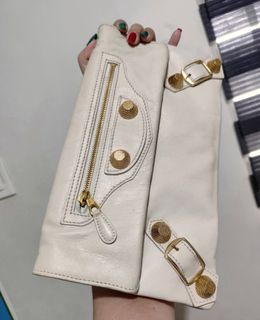 (Category: ) located in . Submitted by refreshmycloset444 (Listing ID 1461487980, Image 1). Description: .