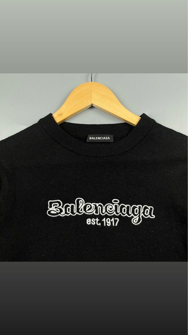 Balenciaga Crewneck (Category: Activewear) located in Los Banos. Submitted by 4030.archives. (Listing ID 1461483813, Image 2). Description: Balenciaga Crewneck 3500 Pesos Medium Length : 21 inches Width : 17 inches Good as new.