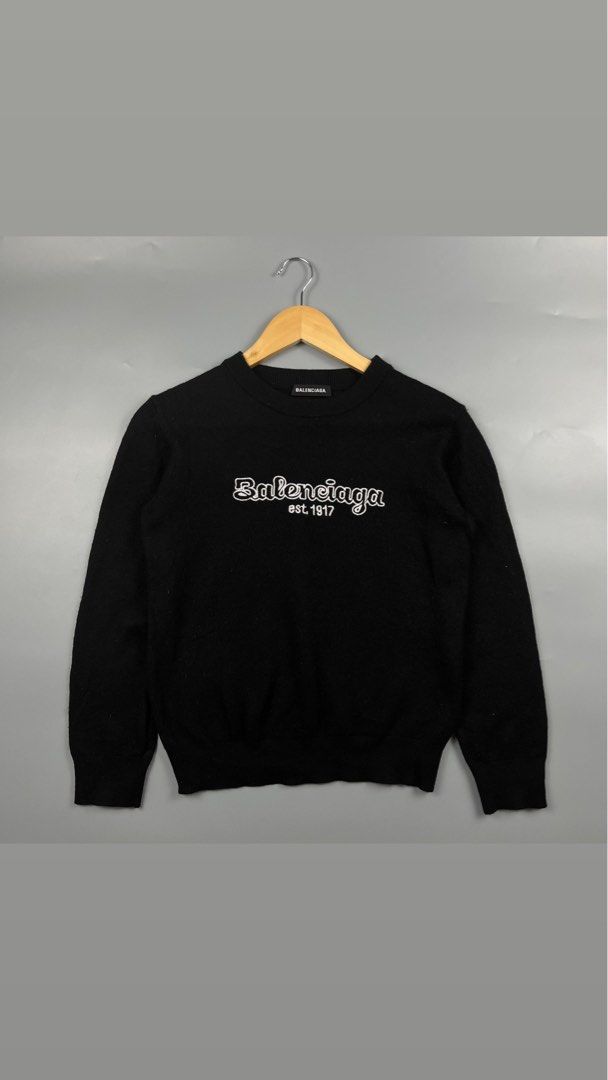 Balenciaga Crewneck (Category: Activewear) located in Los Banos. Submitted by 4030.archives. (Listing ID 1461483813, Image 1). Description: Balenciaga Crewneck 3500 Pesos Medium Length : 21 inches Width : 17 inches Good as new.