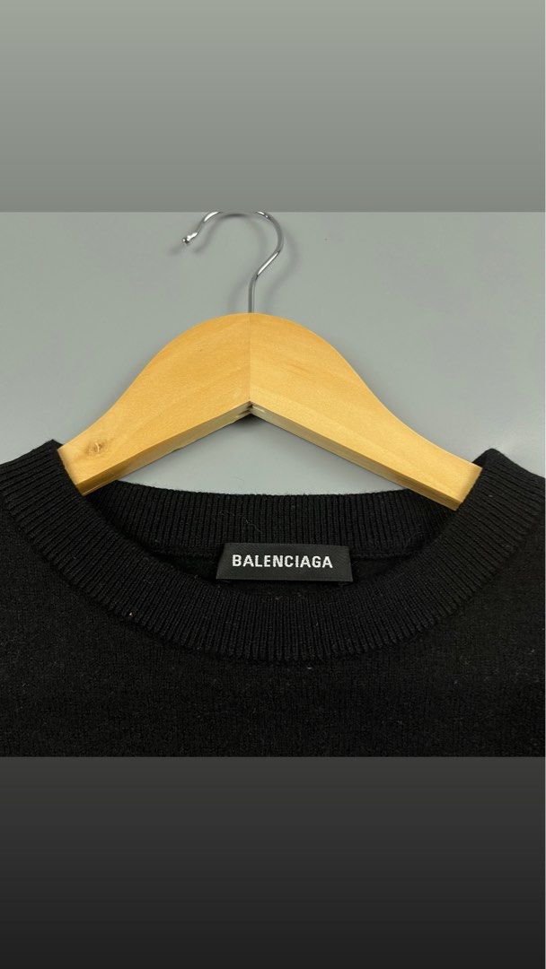 Balenciaga Crewneck (Category: Activewear) located in Los Banos. Submitted by 4030.archives. (Listing ID 1461483813, Image 3). Description: Balenciaga Crewneck 3500 Pesos Medium Length : 21 inches Width : 17 inches Good as new.