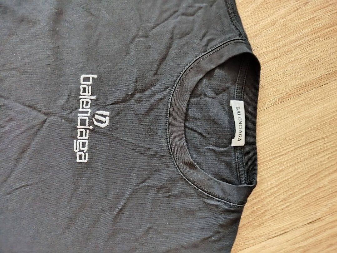 Balenciaga Logo T-Shirt (Category: Tshirts & Polo Shirts ) located in Quezon City. Submitted by y2k_thriftkid (Listing ID 1461403847, Image 2). Description: - Authentic Black Balenciaga T-shirt - Features the classic Balenciaga logo prominently on the chest - Classic crew neck and short sleeve design - Ideal for casual and everyday wear - Please refer to the provided photos for detailed condition.