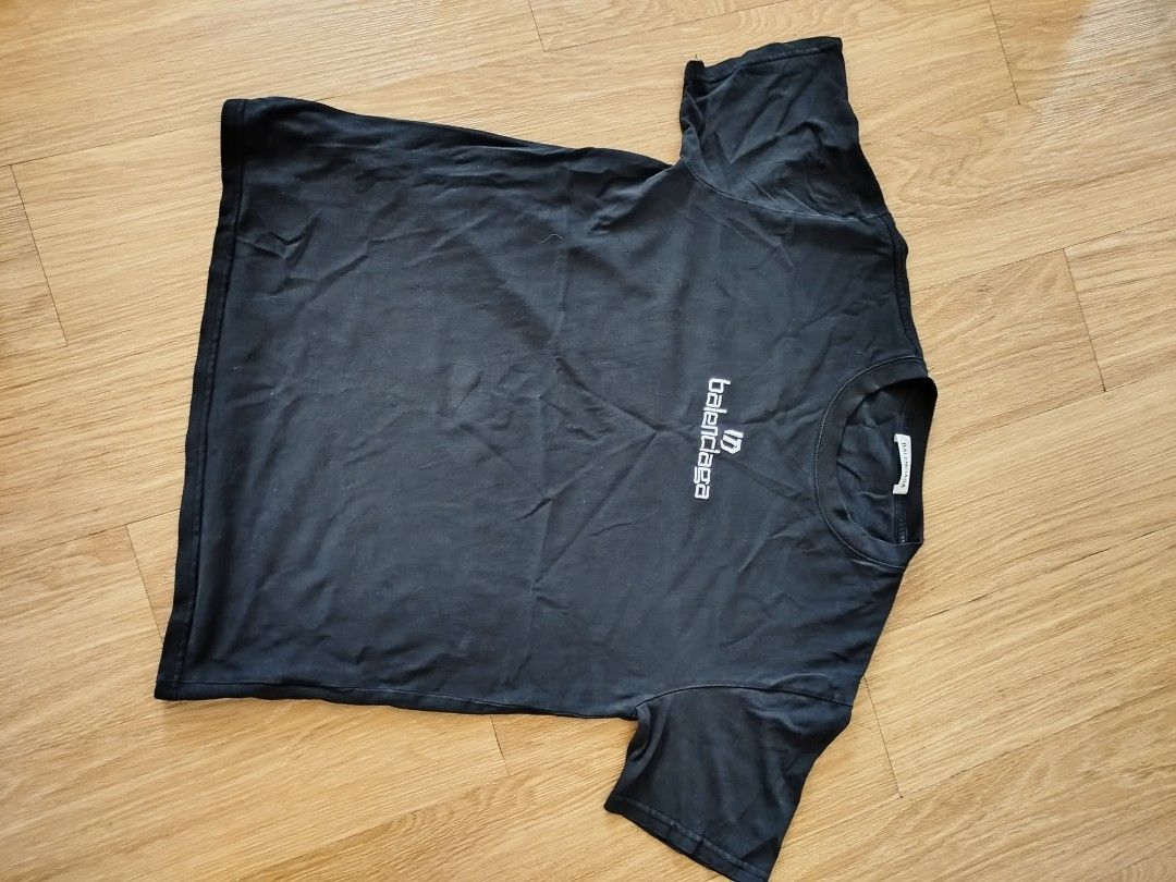 Balenciaga Logo T-Shirt (Category: Tshirts & Polo Shirts ) located in Quezon City. Submitted by y2k_thriftkid (Listing ID 1461403847, Image 1). Description: - Authentic Black Balenciaga T-shirt - Features the classic Balenciaga logo prominently on the chest - Classic crew neck and short sleeve design - Ideal for casual and everyday wear - Please refer to the provided photos for detailed condition.