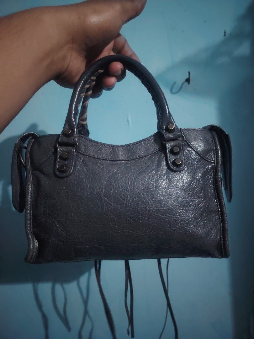 Balenciaga mini (Category: Luxury Bags & Wallets) located in Manila. Submitted by del96 (Listing ID 1460222388, Image 2). Description: Guaranteed authentic balenciaga mini Missing strap and miror Good condition.