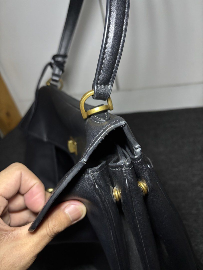 Balenciaga Rodeo Style Bag (35 cm) (Category: Shoulder Bags) located in Kabacan. Submitted by kjfmcollectionph (Listing ID 1461467416, Image 3). Description: Bought from the orange app for 4k plus pesos Real leather Please see photos for the issues and details.