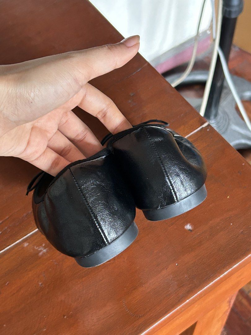 BALLERINA Black Square Toe Flats (Category: Flats & Sandals) located in Manila. Submitted by anothermanxtreasure (Listing ID 1461390280, Image 3). Description: Actually super pretty! reminds me of the square toe flats of Dolce Vita Rfs: I have a black pair already + decluttering Size 39 but fits a true size 8 Never used, only fitted.