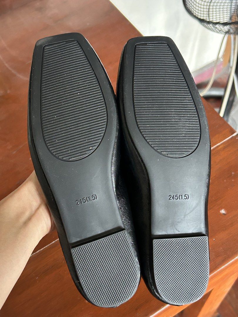 BALLERINA Black Square Toe Flats (Category: Flats & Sandals) located in Manila. Submitted by anothermanxtreasure (Listing ID 1461390280, Image 2). Description: Actually super pretty! reminds me of the square toe flats of Dolce Vita Rfs: I have a black pair already + decluttering Size 39 but fits a true size 8 Never used, only fitted.
