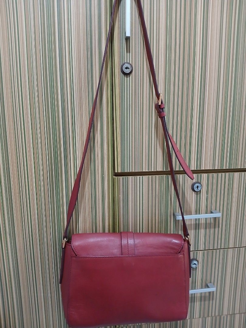 Beanpole Red Leather Crossbody Bag (Category: Cross-body Bags) located in Taguig. Submitted by demsclosetph (Listing ID 1461380516, Image 2). Description: - Genuine red leather crossbody bag by Beanpole - Adjustable long strap for comfortable wear - Secure buckle closure with embossed Beanpole logo - Interior zippered pocket for essentials - Ideal for everyday style and convenience.