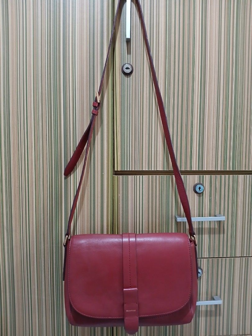 Beanpole Red Leather Crossbody Bag (Category: Cross-body Bags) located in Taguig. Submitted by demsclosetph (Listing ID 1461380516, Image 1). Description: - Genuine red leather crossbody bag by Beanpole - Adjustable long strap for comfortable wear - Secure buckle closure with embossed Beanpole logo - Interior zippered pocket for essentials - Ideal for everyday style and convenience.