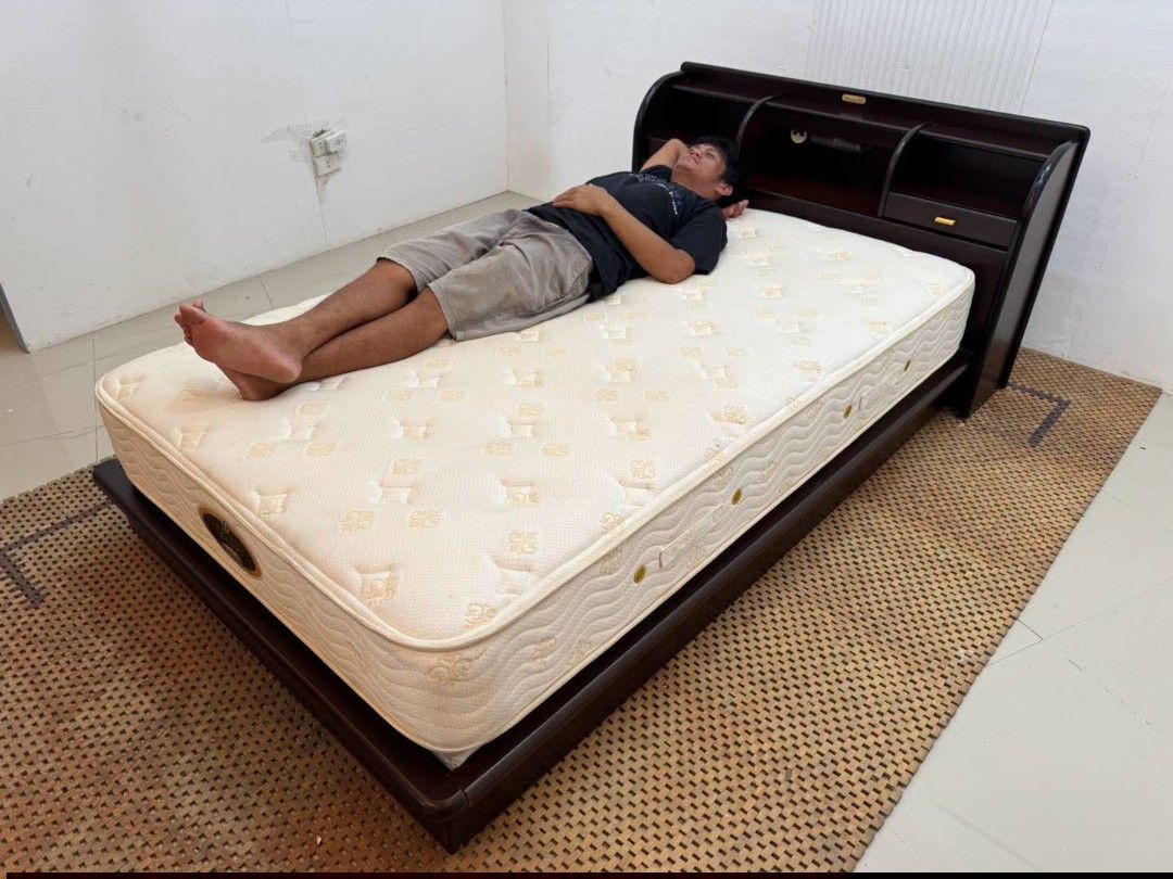 Bed Set (Category: Bed Frames & Mattresses) located in Meycauayan. Submitted by marygracecasimiro (Listing ID 1461520529, Image 2). Description: SIMMONS Elegant Double Size Bed Set with Pocket Coil Mattress by Simmons Price: 18,500 Frame: 53 x 89 x 31.5/8.5 Mattress: 48 x 77 x 9 In good condition💜💜.
