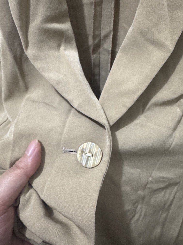 Beige One Button Blazer (Category: Coats, Jackets and Outerwear) located in Mexico. Submitted by studioleraph (Listing ID 1461455905, Image 2). Description: 🛍️ Perfect for your personal wardrobe or reseller business 🫶 👗 The actual item being sold is the original garment shown in the product photos. Small differences in fit, drape, color, texture, or details may occur. 💌 Condition: • Preloved; Please wash the items before wearing. • Please man