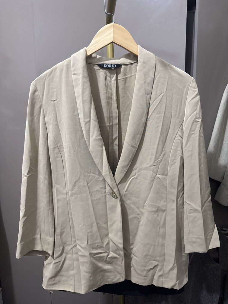 Beige One Button Blazer (Category: Coats, Jackets and Outerwear) located in Mexico. Submitted by studioleraph (Listing ID 1461455905, Image 1). Description: 🛍️ Perfect for your personal wardrobe or reseller business 🫶 👗 The actual item being sold is the original garment shown in the product photos. Small differences in fit, drape, color, texture, or details may occur. 💌 Condition: • Preloved; Please wash the items before wearing. • Please man