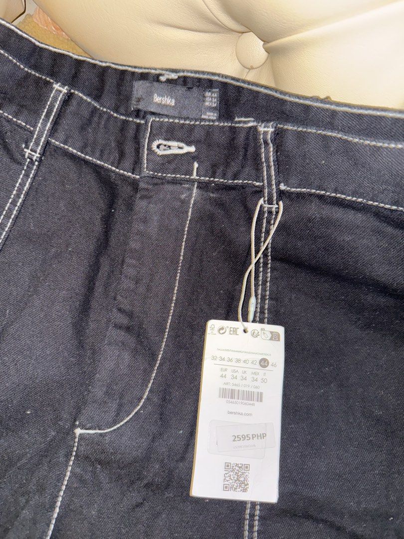 Bershka Black Cargo Pants with Contrast Stitching PLUS SIZE (Category: Other Bottoms) located in Makati City. Submitted by cooldragon_2d8241 (Listing ID 1461442802, Image 2). Description: - Brand new Bershka black cargo pants - Original tag still attached - Stylish white contrast stitching throughout - Multiple functional pockets on front and sides - Classic straight leg fit - Check tag for exact sizing.