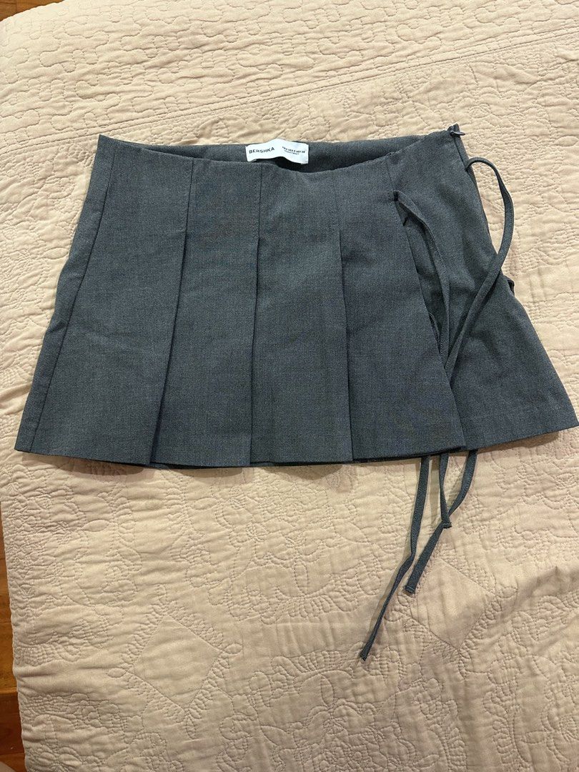 Bershka Grey Pleated Mini Skirt (Category: Skirts) located in Quezon City. Submitted by snowrukia (Listing ID 1461499416, Image 1). Description: .