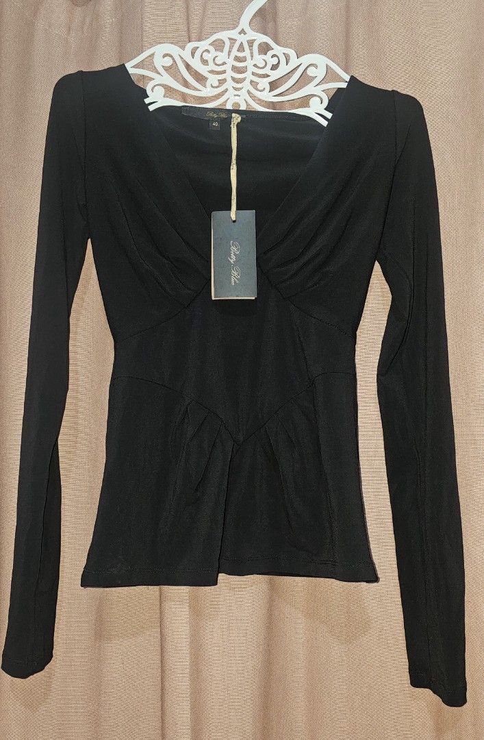 Betty Blue Black Long Sleeve V-Neck Top (Category: Longsleeves) located in San Jose del Monte. Submitted by stellarbeauty (Listing ID 1461448621, Image 1). Description: - Black long sleeve top - Flattering V-neckline - Ruched detail across the bust - Fitted waist for a flattering silhouette - Fabric with a nice drape - Brand new with original tags attached - Perfect for dressing up or down.