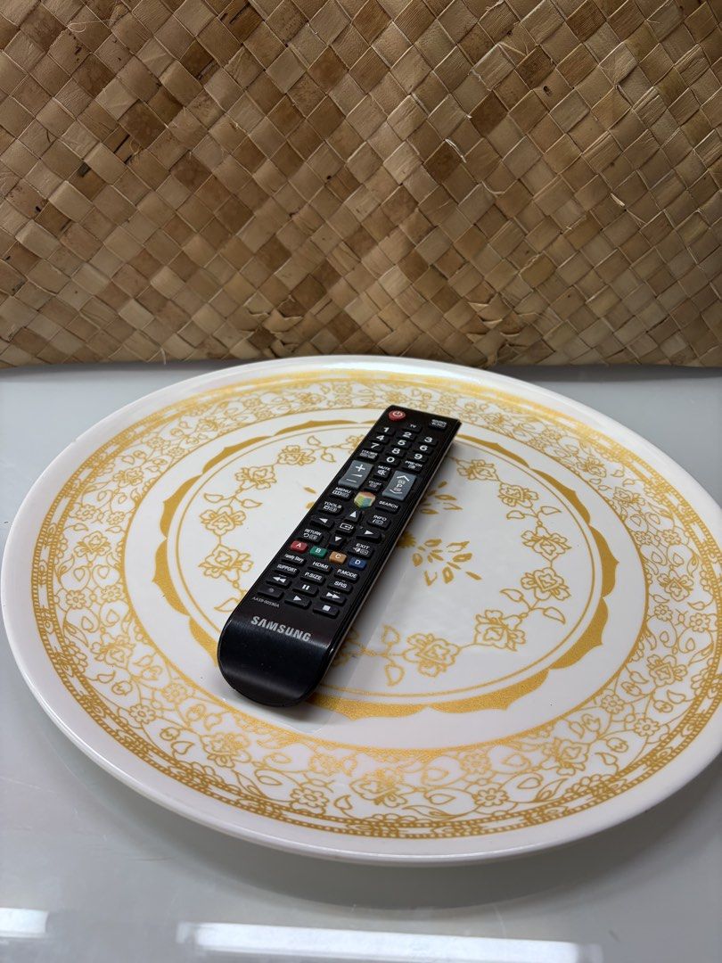 Big round plate (Category: Food Organization & Storage) located in Manila. Submitted by thebookclubz (Listing ID 1461453807, Image 3). Description: .