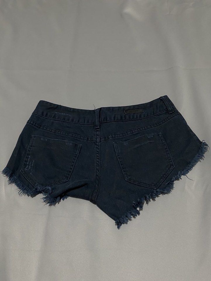 Billabong Black Denim Shorts (Category: Shorts) located in Bacoor. Submitted by sad.burrito (Listing ID 1461288134, Image 2). Description: Low rise 📦 Lalamove/LBC, shipping fee shouldered by buyer 📍 Bacoor, Cavite.