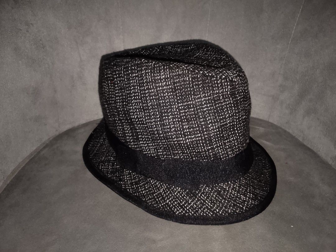 Black and White Tweed Fedora Hat (Category: Caps & Hats) located in Binangonan. Submitted by yuristalin888 (Listing ID 1461363253, Image 3). Description: Upgrade your everyday style with this sharp black and white fedora hat, featuring a distinct textured tweed pattern and a classic pinched crown. Accented with a sleek black ribbon band and a contrasting brim trim, this versatile accessory effortlessly blends classic sophistication with modern fl