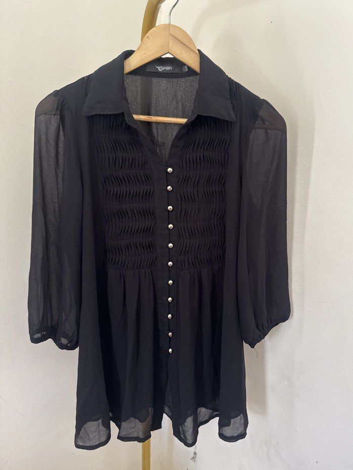 Black Buttoned Down Top (Category: Blouses) located in Mexico. Submitted by studioleraph (Listing ID 1461356215, Image 1). Description: 🛍️ Perfect for your personal wardrobe or reseller business 🫶 👗 The actual item being sold is the original garment shown in the product photos. Small differences in fit, drape, color, texture, or details may occur. 💌 Condition: • Preloved; Please wash the items before wearing. • Please manage expectations as t