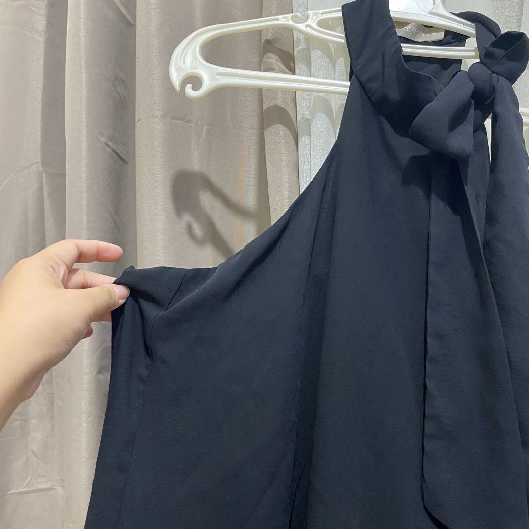Black classy halter top (Category: Blouses) located in Cebu City. Submitted by stillbound (Listing ID 1461361858, Image 3). Description: size 10 can fit up to Large.