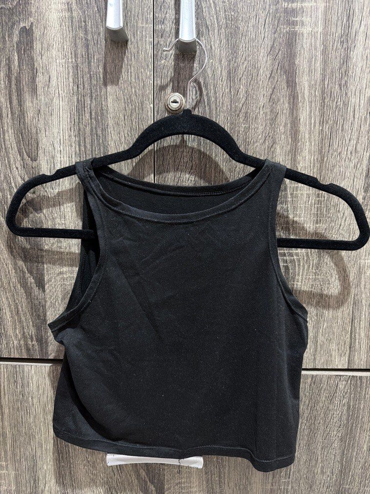 Black Cropped Sleeveless Top (Category: Sleeveless) located in San Juan City. Submitted by preloved.bymonique (Listing ID 1461339092, Image 1). Description: .