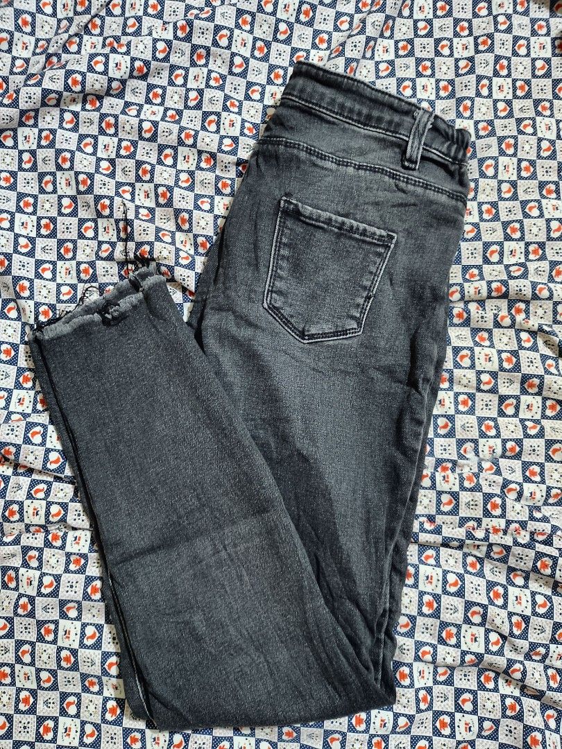 Black Denim Elastic Waist Raw Hem Pants (Category: Jeans) located in Santa Rosa. Submitted by prlvdbyellie (Listing ID 1461481009, Image 2). Description: Size 28-30 waist #blackdenim #elasticwaist #rawhem #casualstyle #streetwear #prelovedph #thriftph #carousellph.