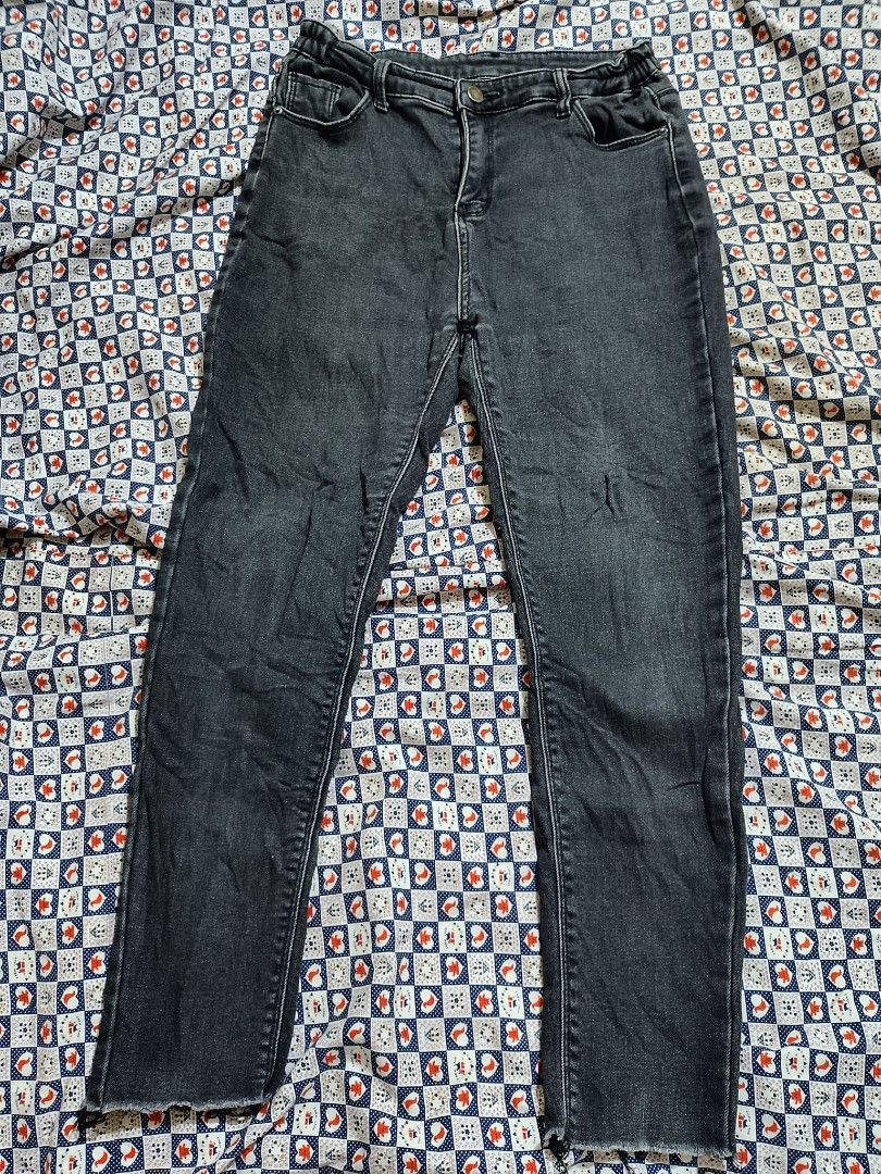 Black Denim Elastic Waist Raw Hem Pants (Category: Jeans) located in Santa Rosa. Submitted by prlvdbyellie (Listing ID 1461481009, Image 1). Description: Size 28-30 waist #blackdenim #elasticwaist #rawhem #casualstyle #streetwear #prelovedph #thriftph #carousellph.