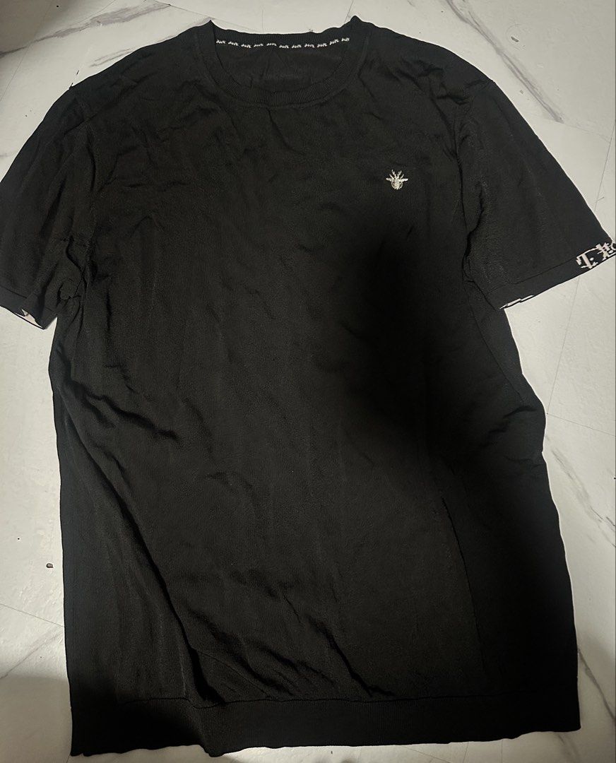 Black Di-or Bee T-Shirt (Category: Shirts) located in Manila. Submitted by tipidfinds888 (Listing ID 1461455106, Image 1). Description: - Classic black t-shirt - Features iconic embroidered Dior bee logo on chest - Stylish patterned trim on collar and sleeves - Comfortable for everyday wear - Perfect for a casual, fashionable look.